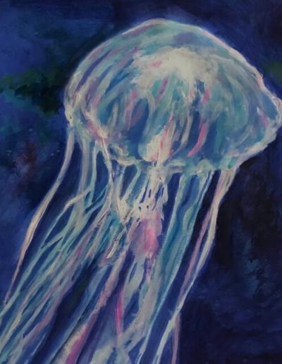 Medusa multicolorata fluttuante in un mare blu