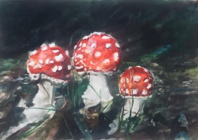 Dipinto di tre funghi del genere amanita, con cappello rosso a pois e gambi bianchi su sfondo scuro