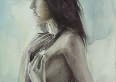 Busto nudo di giovane donna dai capelli lunghi vista di profilo e che si copre il seno con le mani
