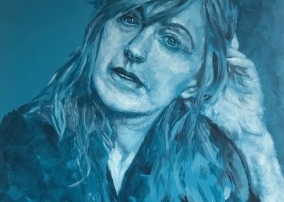 Ritratto monocromatico blu dell'artista, fotografa e regista statunitense Cindy Sherman.