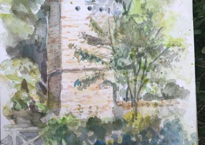 Torretta in cotto, circondata da vegetazione