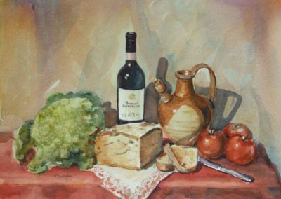 Still life con cespo di insalata, pezzo di pane, bottiglia di vino, brocca di terracotta e tre mele rosse