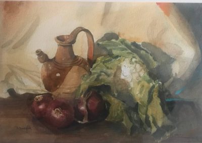 Still life con brocca, cipolle rosse e cavolfiore