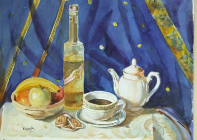 Still life con frutta, bottiglia di liquore, tazza e brocca su fondo azzurro