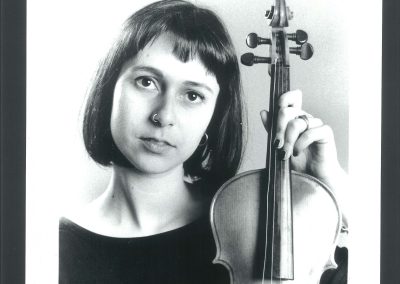 Ritratto di una giovane artista con in mano un violino di nome Natalia realizzato da Salvatore Ramaglia