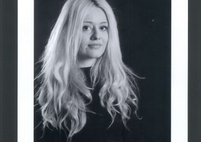 Ritratto a mezzo busto di giovane ragazza dai capelli lunghi e biondi