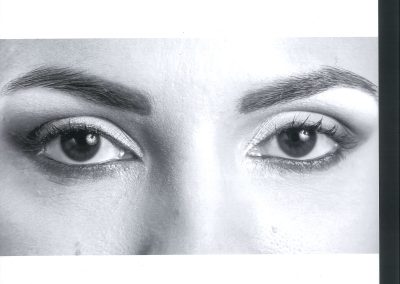 Primissimo piano di due occhi scuri femminili