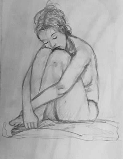 Giovane donna nuda accovacciata sulle ginocchia