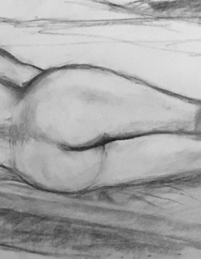Giovane donna nuda vista di spalle distesa sul letto