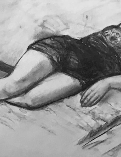 Giovane donna in sottana scura distesa sul letto