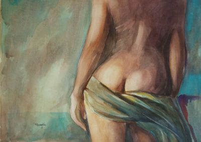 Mezzo busto di donna seminuda vista di spalle con un pareo che le copre in parte i glutei