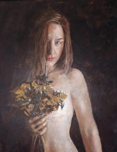 Ritratto intero su fondo scuro di una giovane donna nuda dai capelli biondi che tiene un mazzo di fiori a nasconderle il seno.