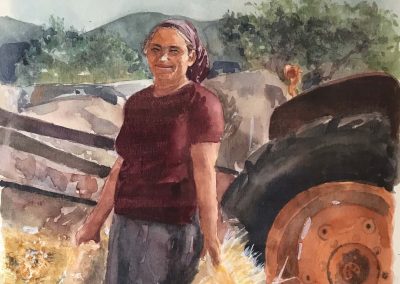 Ritratto di una contadina con due grandi mazzi di spighe che sosta davanti ad un trattore