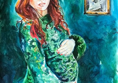 Un giovane donna dai capelli rossi vestita con abito verde ritratta con il pancione gravido