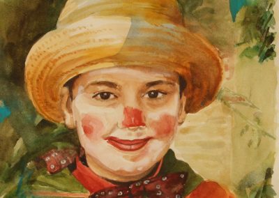 Ritratto a mezzo busto di bambino truccato da pagliaccio e con cappellino di paglia