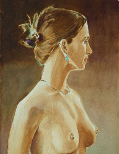 Mezzo busta di donna nuda con il viso di profilo e capelli raccolti. Monocromo bruno
