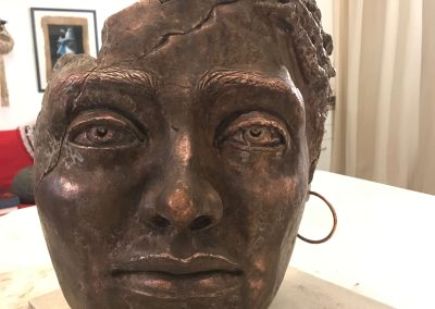Mascherone in terracotta metallizzata e antichizzata, h 43 cm, l 34 cm. 2019. Scultura di Salvatore Ramaglia