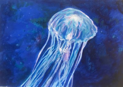 Una grande medusa azzurra galleggia in un mare blu