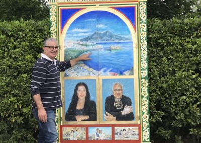 Foto di Salvatore Ramaglia davanti al polittico "Ad Virginem Saxa" da lui dipinto.