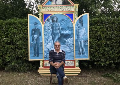 Foto di Salvatore Ramaglia davanti al polittico "Ad Virginem Saxa" da lui dipinto.