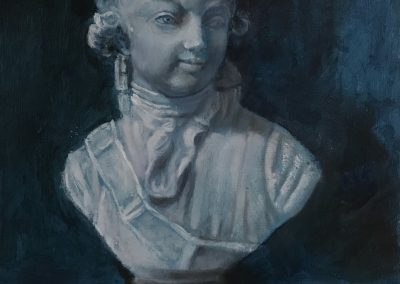 Ritratto su fondo blu scuro di un busto scultoreo del musicista Wolfgang Amadeus Mozart.