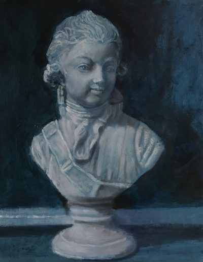 Ritratto su fondo blu scuro di un busto scultoreo del musicista Wolfgang Amadeus Mozart.