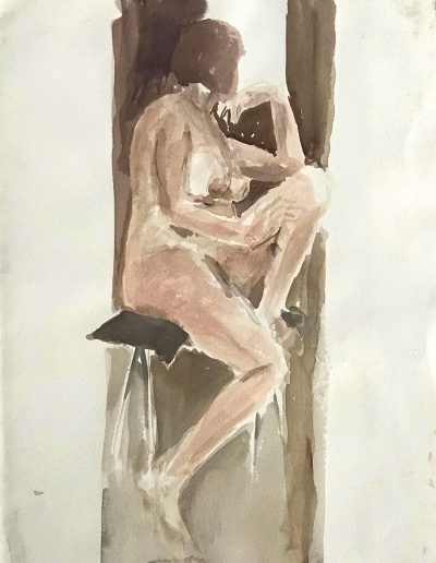 Giovane donna nuda, dai capelli corti e scuri, guarda attraverso la finestra sedendo su uno sgabello