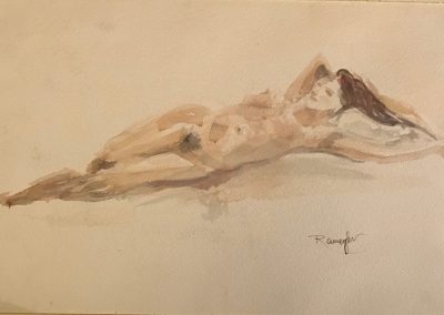 Nudo di donna disteso in diagonale su fondo chiaro