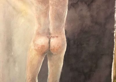 Nudo maschile in piedi, visto di schiena, con le mani dietro la nuca