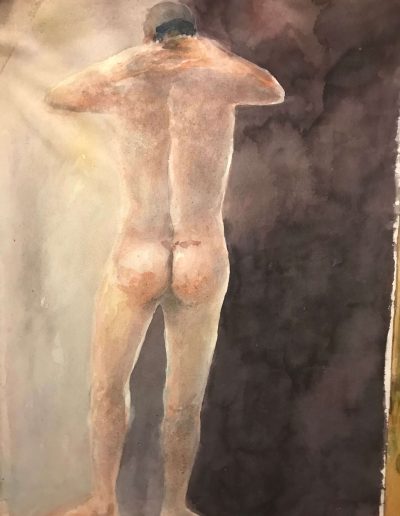 Nudo maschile in piedi, visto di schiena, con le mani dietro la nuca