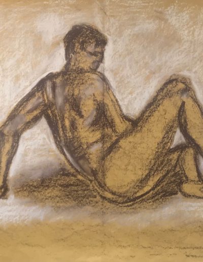 Nudo maschile appoggiato per terra a gambe incrociate
