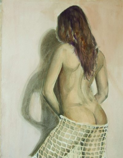 Giovane ragazza nuda, vista di spalle, il cui bacino è coperto da una rete da pesca.