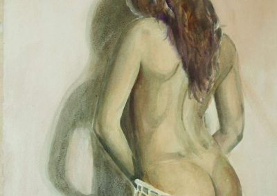 Ritratto di una giovane ragazza nuda, ripresa di spalle, che si copre dal bacino in giù con una rete da pesca