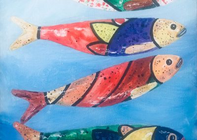 Quattro sardine multicolorate nuotano in riga verticale in un mare azzurro