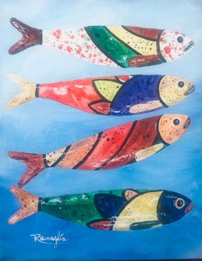 Quattro sardine multicolorate nuotano in riga verticale in un mare azzurro