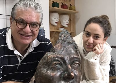 Mascherone in terracotta metallizzata e antichizzata, h 43 cm, l 34 cm. 2019. Foto con Salvatore Ramaglia e l'artista Elena Buran