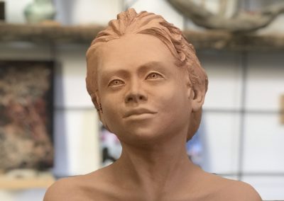 Ritratto in argilla cotta, successivamente smaltata, raffigurante la Ninfa Egeria. Lavoro scultoreo di Salvatore Ramaglia, 2019.