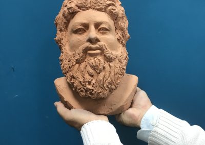 Ritratto in argilla cotta di uomo barbuto dai capelli mossi raffigurante il mitico Ulisse. 31x22x20 cm