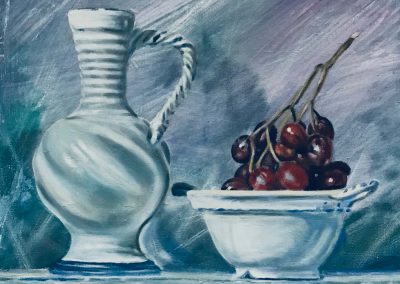 Still life su fondo azzurro/violaceo di una brocca e di una ciotola di ceramica bianca con profili azzurri sui manici e sulle basi. La brocca contiene un grappolo di grossi acini di uva rossa. Formato quadrato
