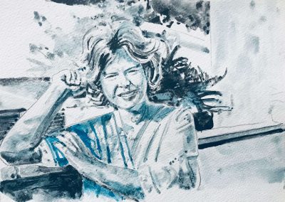 Ritratto monocromo blu di una donna con braccio appoggiato ad una balaustra