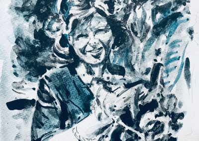 Ritratto monocromo blu a mezzo busto di donna tra la vegetazione