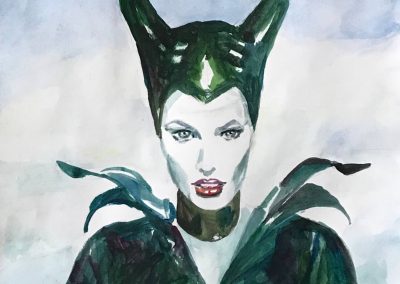 Ritratto della strega del film "Maleficient", con cappello con corna e vestito verde scuro