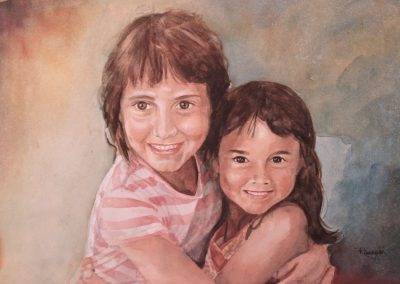 Ritratto a mezzo buste di due sorelline che si abbracciano
