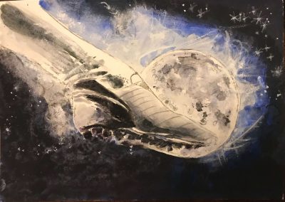 Primo piano di un piede di un calciatore che colpisce una palla-luna su fondo scuro stellato.