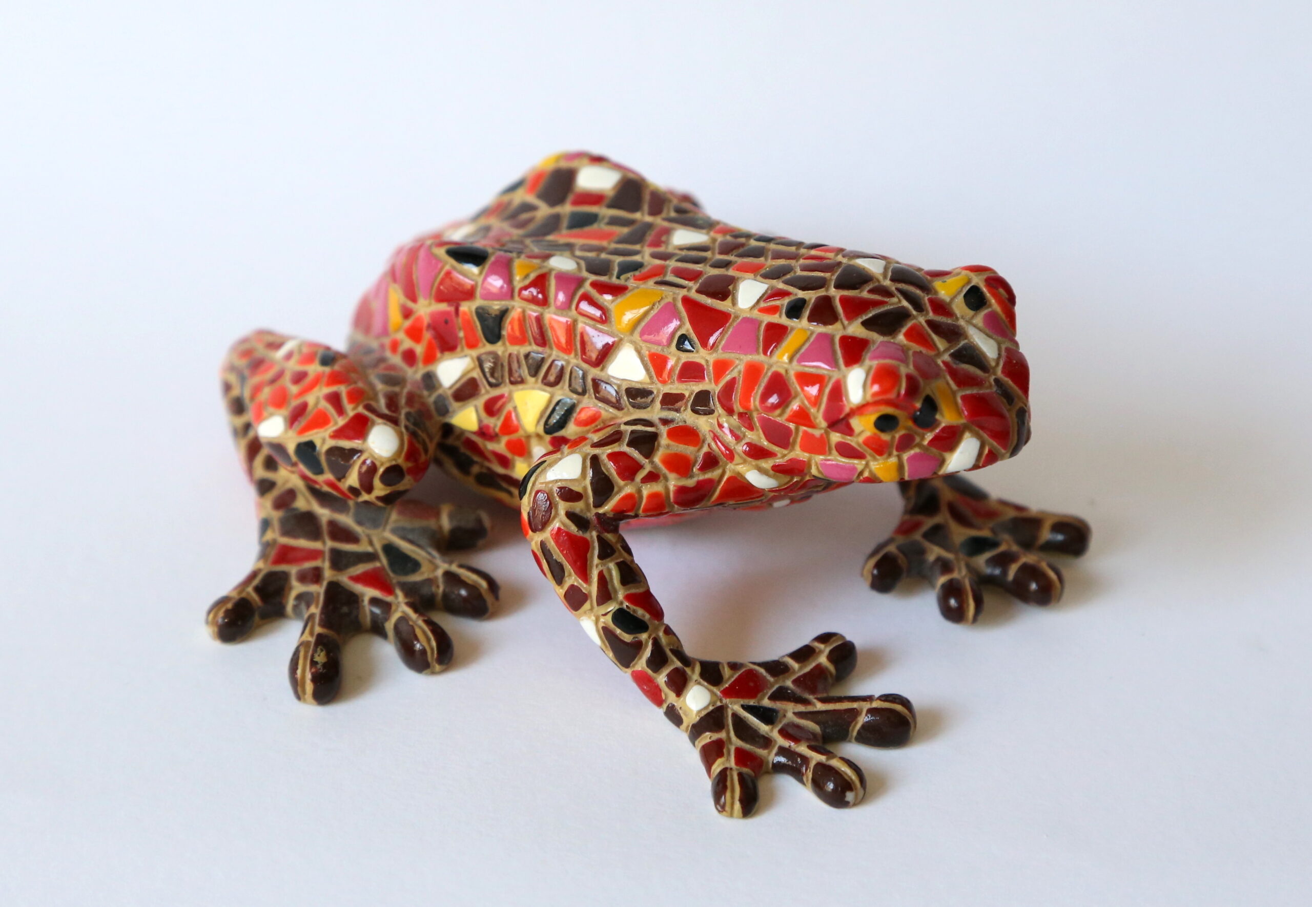 Piccola rana in ceramica ispirata all'arte di Gaudì