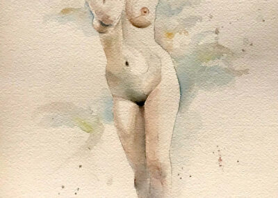 Nudo femminile in piedi in vista frontale con una mano che si appoggia sul collo e l'altra dietro la nuca