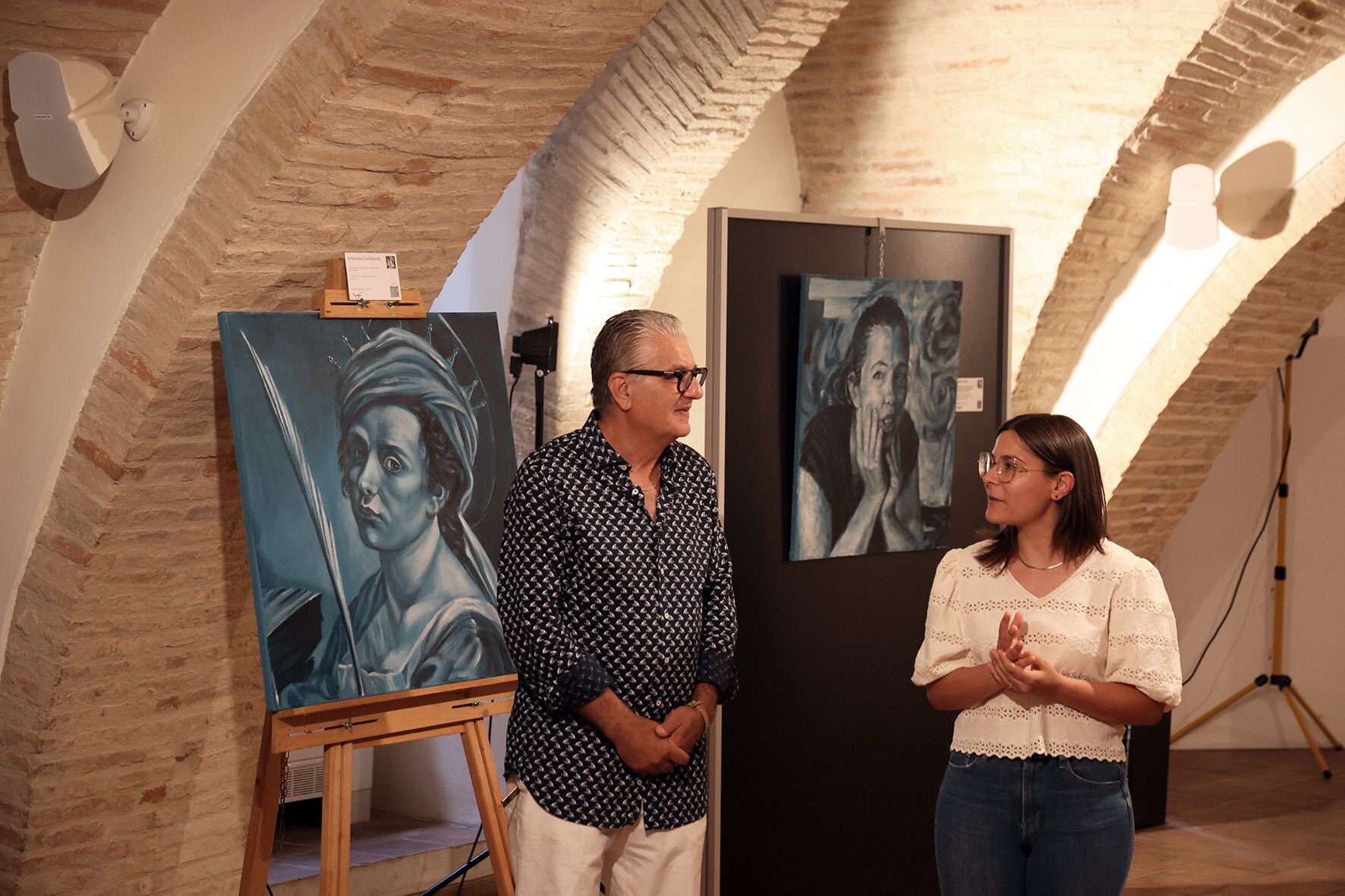 L'assessore alla cultura di  Pollenza Francesca Petrini all'inaugurazione della mostra di Salvatore Ramaglia Ritratti di donne Artiste