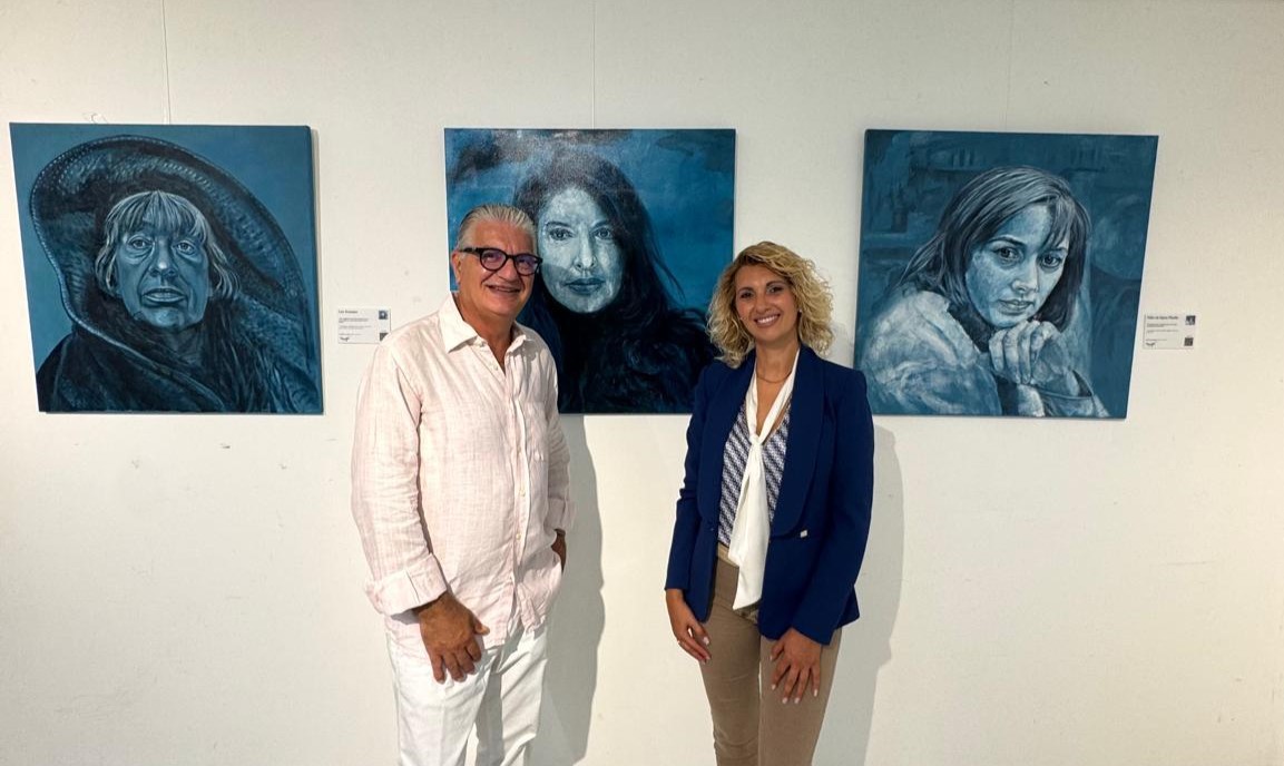L'artista Salvatore Ramaglia con Francesca Carli-Assessore alla Cultura di Loreto all'inaugurazione della mostra "Ritratti di donne artiste"