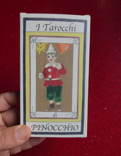 Astuccio contenente le 22 carte dei Tarocchi di Pinocchio disegnati da Salvatore Ramaglia