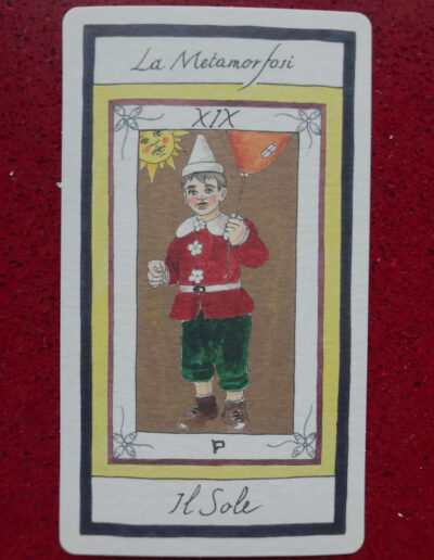 La Metamorfosi, XIX Tarocco maggiore nei Tarocchi di Pinocchio disegnato da Salvatore Ramaglia. Pinocchio che diventa bambino.